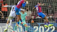 Pemain Barcelona berduel dengan Granada pada lanjutan La Liga (AFP)