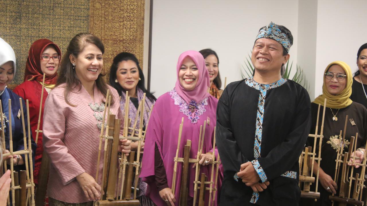Dalam acara tersebut, hadir sekelompok wanita Indonesia di London yang tergabung dalam London Angklung Ensemble (KBRI London)