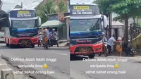 Bantu Nenek-Nenek Seberang Jalan Raya, Aksi Terpuji Orang Ini Banjir Simpati (FB Peristiwa Dunia)