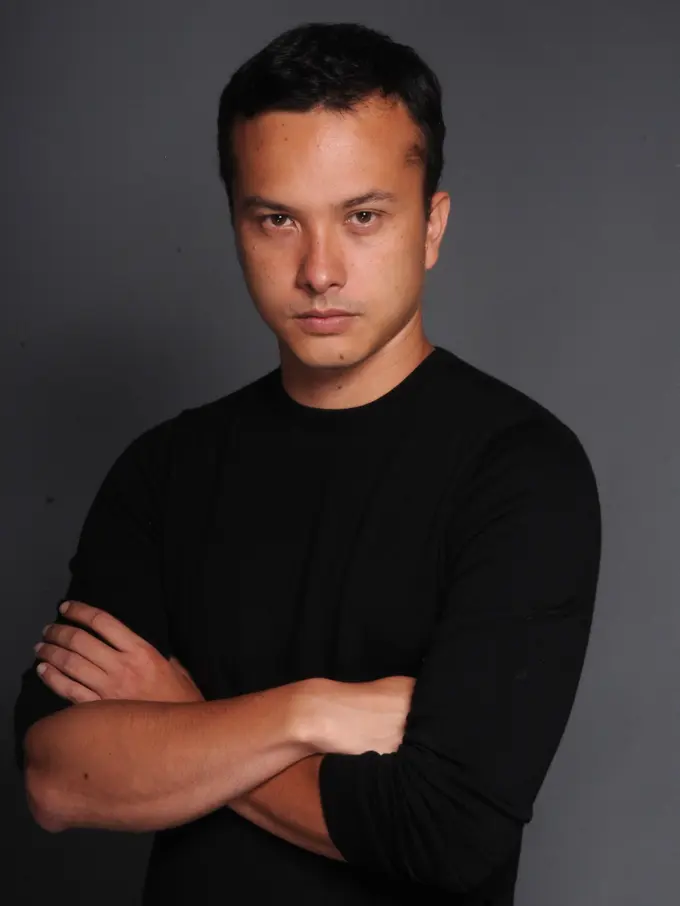 Potret Fashion Nicolas Saputra Memakai Baju Hitam