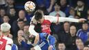 Pemain Arsenal, Kai Havertz, duel udara dengan pemain Chelsea, Marc Cucurella, pada lanjutan Liga Inggris, Sabtu (21/10/2023). Derby London ini berakhir dengan skor imbang 2-2. (AP Photo/Frank Augstein)