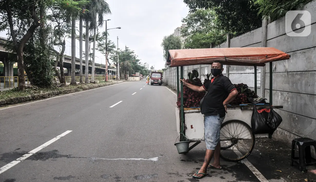 Pedagang berjualan di Jalan Inspeksi Kali Ancol jelang gelaran balap liar legal, Pademangan, Jakarta Utara, Rabu (12/1/2022). Polda Metro Jaya resmi menjadikan Jalan Inspeksi Kali Ancol sebagai arena balap liar legal. (merdeka.com/Iqbal S. Nugroho)