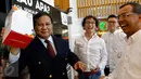 Prabowo Subianto menunjukkan kamera pesanan saat berkunjung ke MatahariMall.com, Jakarta, Rabu (27/1/2016). MatahariMall.com melakukan kerjasama dengan Nusantara Polo Club sebagai bentuk dukungan untuk olahraga Polo (Liputan6.com/Fery Pradolo)