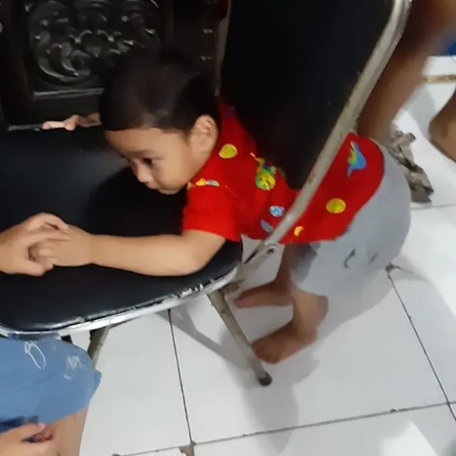 6 Potret Kocak Bocah Tersangkut Saat Bermain Ini Malah Bikin Kasihan