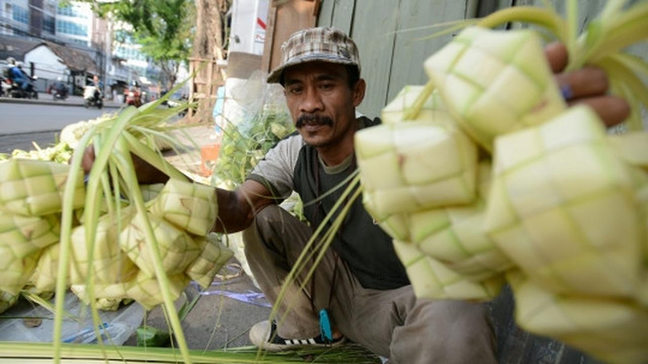 Berkah Lebaran, pedagang kulit ketupat di Palmerah panen rezeki