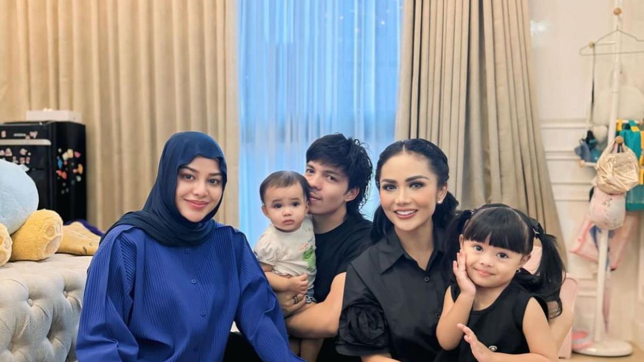Momen Hangat Anak Selebriti dan Kakek-Nenek Mereka yang Menginspirasi