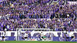 Penampilan stabil sepanjang dua musim terakhir membuat Sanfrecce Hiroshima mampu meraih papan atas klasemen J1 League meski tak banyak diunggulkan. Hal ini tentu menimbulkan optimisme para fans untuk kembali melihat tim kesayangannya jadi kampiun musim ini. (J.LEAGUE)