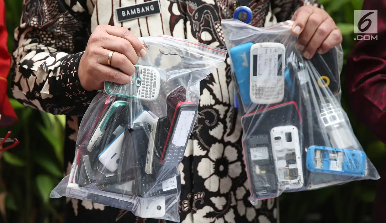 Kepala Kanwil Kemenkumham DKI Jakarta Bambang Sumardino menunjukkan barang sitaan hasil operasi lapas dan rutan pada acara pemusnahan di Cawang, Kamis (14/12). Kegiatan itu menjadi rangkaian dari refleksi akhir tahun 2017. (Liputan6.com/Immanuel Antonius)