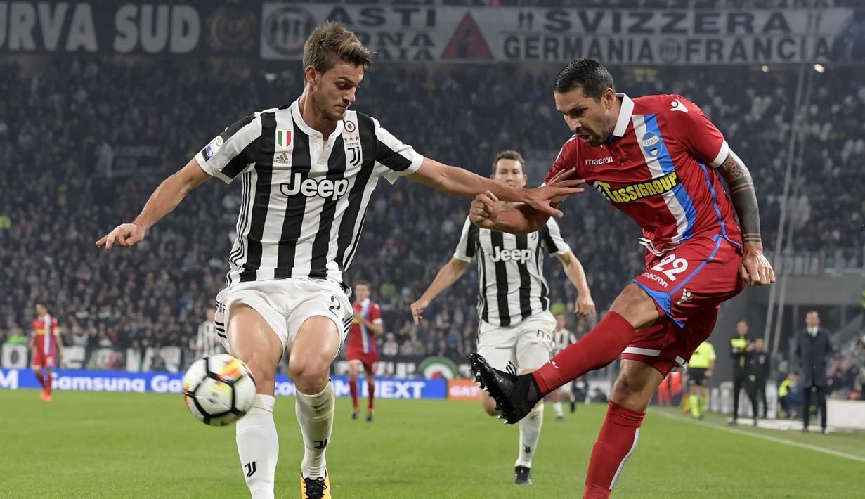 Pemain Spal, Marco Boriello (kanan) melepaskan tembakan melewati adangan pemain Juventus pada lanjutan Serie A di Allianz Stadium, Turin, (25/10/2017). Juventus menang 4-1. (AFP/Miguel Medina)