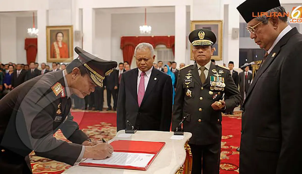 Tampak Kapolri yang baru Komjen Sutarman menandatangani surat pengangkatan sumpah jabatan dan berita acara (Rumgapres/ Abror Riski)