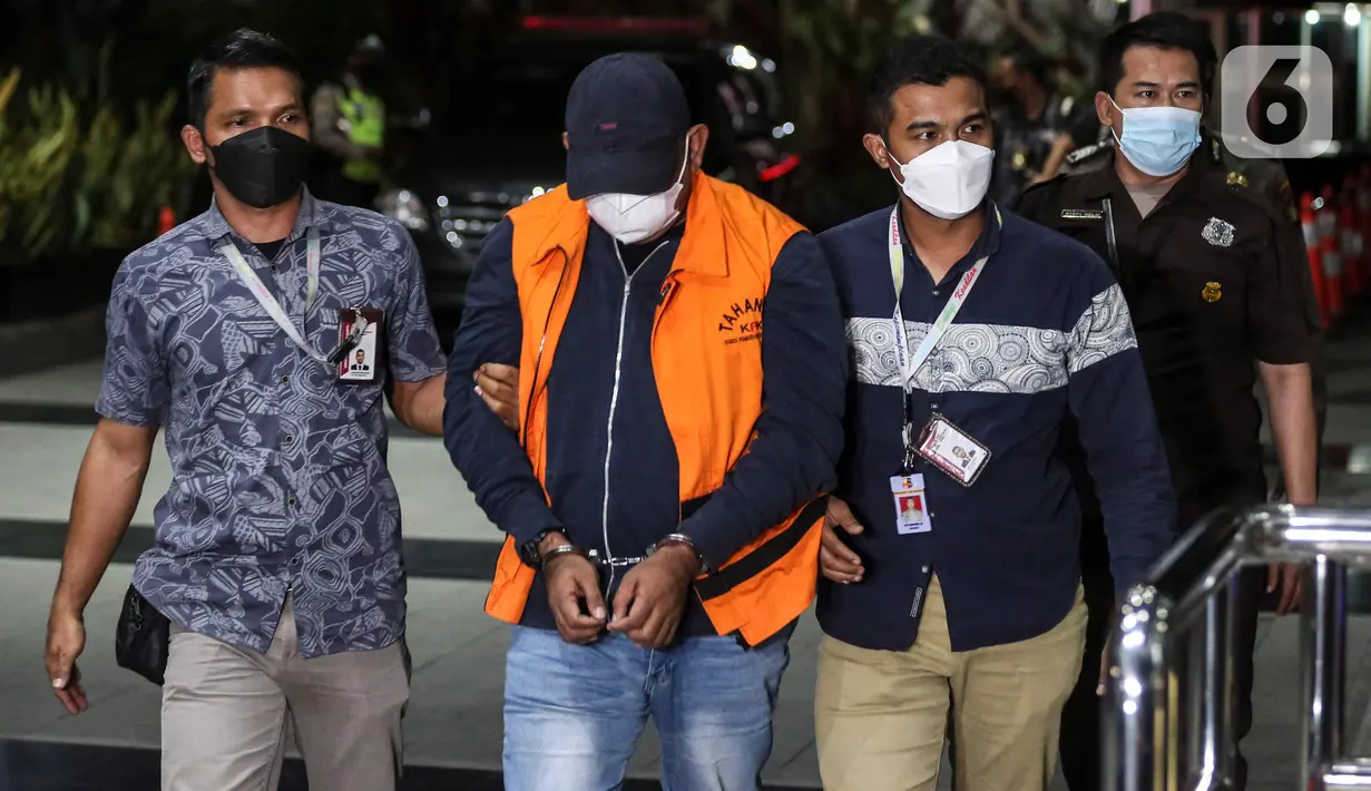 Mantan Panglima Gabungan Aceh Merdeka (GAM) Izil Azhar tiba di Gedung Komisi Pemberantasan Korupsi (KPK), Jakarta, Rabu (25/1/2023). Izil Azhar yang juga DPO KPK sejak akhir November 2018 itu di tangkap tim gabungan Polda Aceh dan KPK di kawasan Banda Aceh. (Liputan6.com/Johan Tallo)