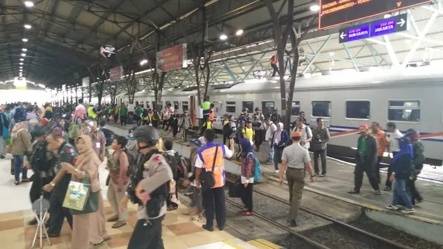 Suasana Stasiun Besar Purwokerto pada masa Nataru. (Foto: Liputan6.com/Muhamad Ridlo)