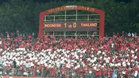 Suporter Timnas Indonesia di Piala AFF U-16 2018 di Stadion Gelora Delta, Sidoarjo. (Bola.com/Aditya Wany)