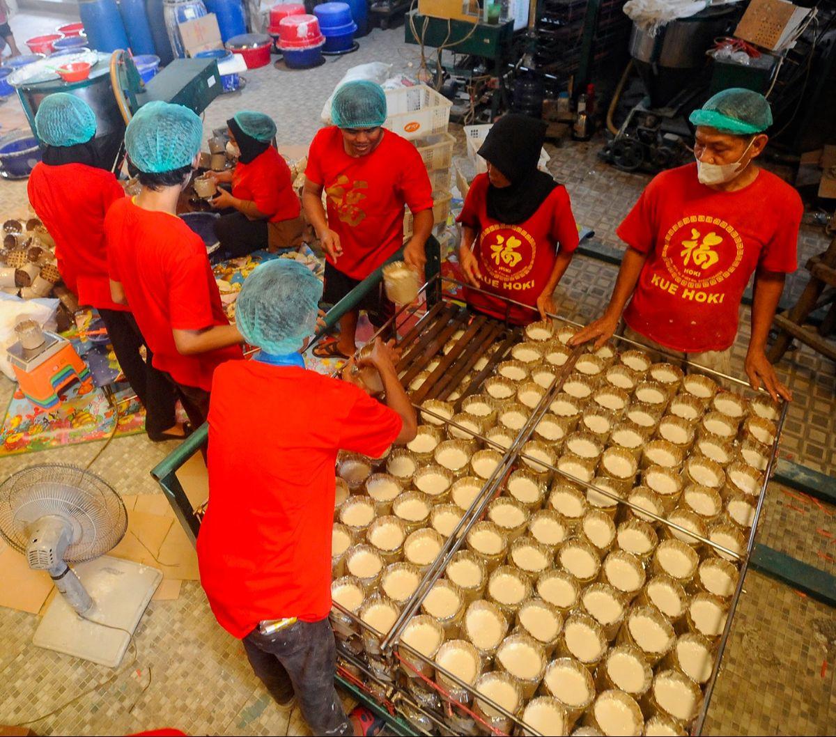 Sejumlah pekerja menyelesaikan pembuatan kue keranjang di UKM Kue Keranjang Hoki, kawasan Sawangan, Depok, Jawa Barat, Jumat  (26/01/2024).&nbsp;Menjelang perayaan Tahun Baru Imlek yang jatuh pada 10 februari  mendatang, permintaan kue keranjang meningkat