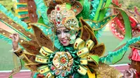 Solo Batik Carnival 2014 mampu menyedot ribuan penonton dan menghadirkan berbagai kostum batik yang telah dimodifikasi.
