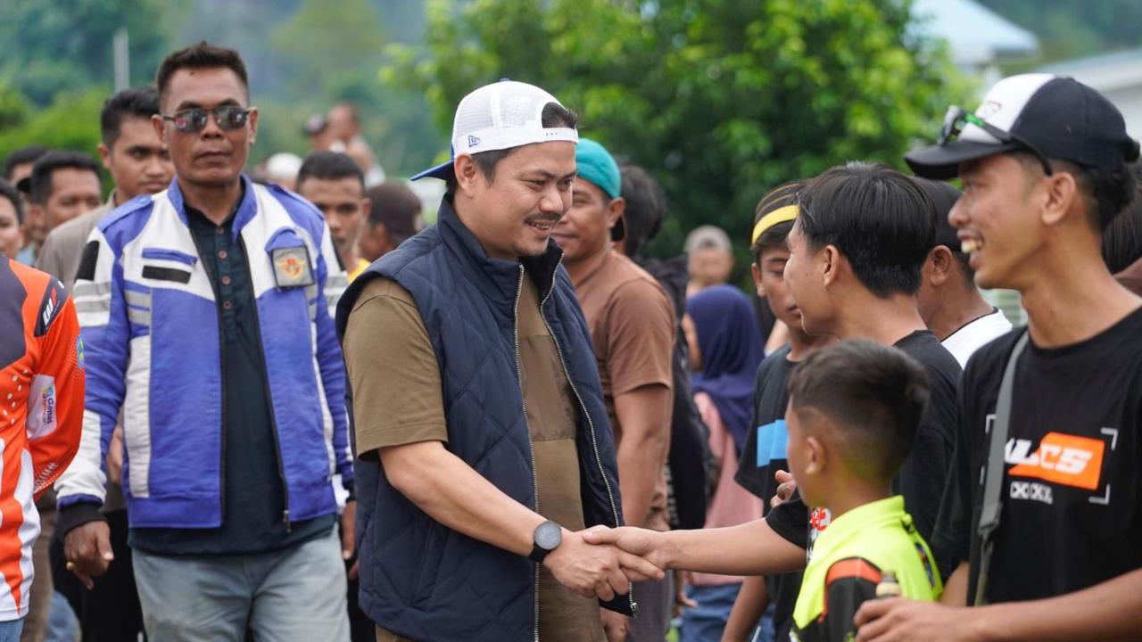 Ribuan masyarakat dari berbagai kalangan nampak memadati Road Race Kejurda Putaran Satu Piala Bupati dan Kapolres Koltim Tahun 2024 yang diselenggarakan di Sirkuit NP Perkantoran Pemda Kolaka Timur (Koltim), Sulawesi Tenggara , Sabtu 4 Mei 2024.