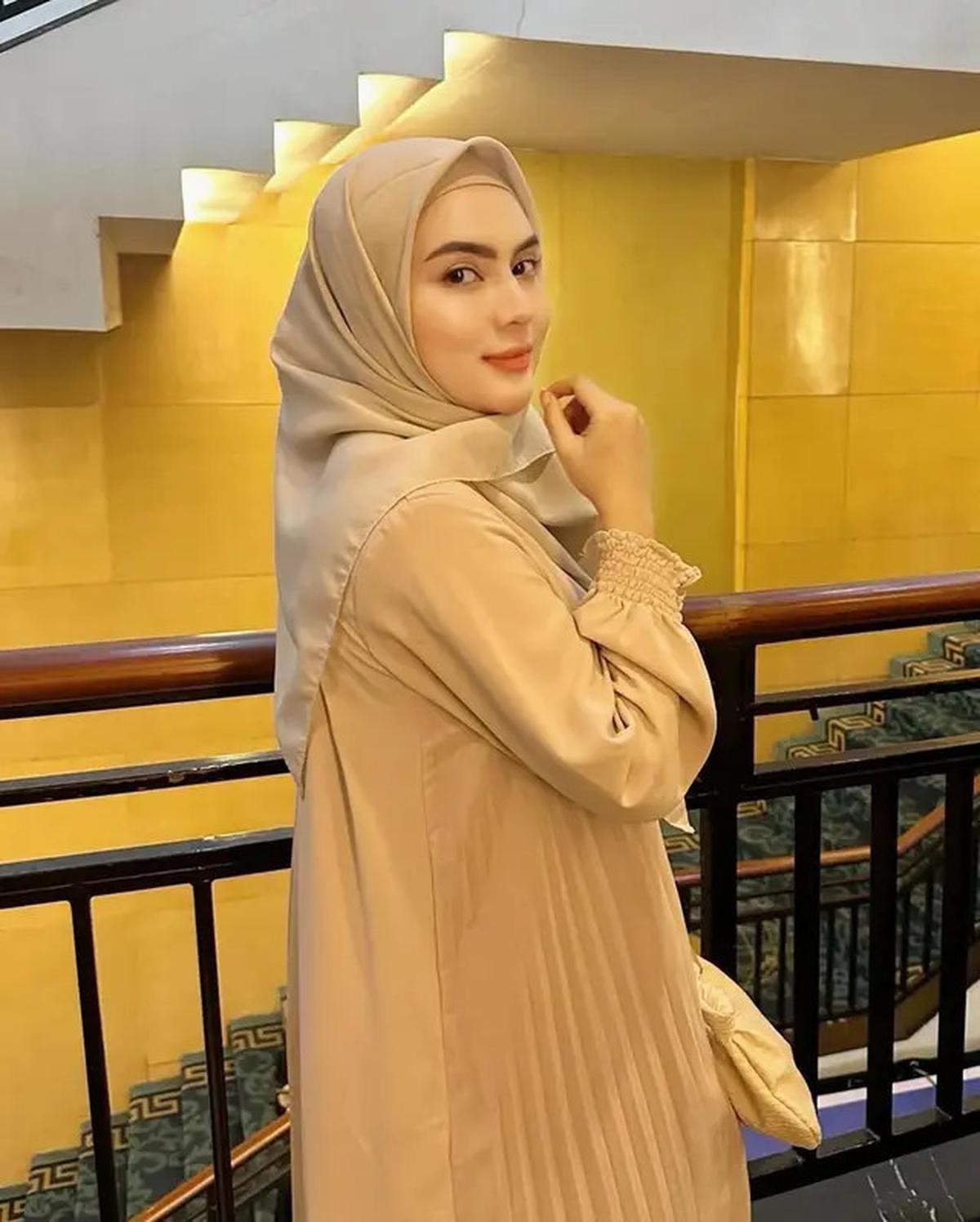 7 Potret Artis Berhijab Keturunan Pakistan, Punya Aura Perempuan Arab