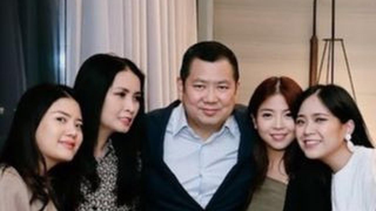 Pelukan Hangat Konglomerat Indonesia kepada 'Bayi' Cantik yang Kini Dewasa, Bikin Baper