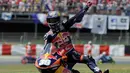 Pebalap Red Bull KTM Ajo, Luis Salom, merayakan kemenangan dalam balapan Moto3 GP Spanyol di Sirkuit Catalunya, Spanyol, (16/6/2013). (AFP/Josep Lago)