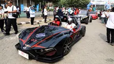 Tim Jambore Kendaraan Listrik Nasional finish di Kantor PLN UID Jakarta Raya, Selasa (3/9/2019). Jambore nasional yang digelar oleh Institut Teknologi Sepuluh Nopember (ITS) tersebut berbentuk rally dan menempuh jarak 900 kilometer (km) dari Surabaya menuju Jakarta. (Liputan6.com/Johan Tallo)