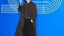 Penampilan keren Lee Jae Wook dibalut long coat. Ia mengenakan atasan kaus cokelat bercorak tulisan yang ditumpuk dengan long coat berwarna cokelat yang serasi, dipadukan mengenakan celana panjang hitam, belt, dan sneakers yang juga berwarna hitam. [Foto: Instagram/jxxvvxxk]