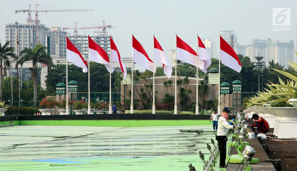 Pekerja membersihkan kolam di kompleks Parlemen, Senayan, Jakarta, Senin (31/7). Perawatan rutin tersebut guna menjaga kebersihan gedung-gedung di kompleks parlemen. (Liputan6.com/Johan Tallo)