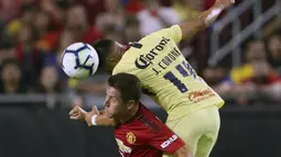 Ander Herrera melakukan duel dengan pemain Club America, Joe Corona (kanan) pada laga uji coba di University of Phoenix Stadium, (19/7/2018). MU bermain imbang 1-1. (AP/Ralph Freso)