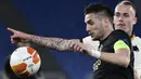 Striker Ajax Amsterdam, Dusan Tadic (kiri) mengontrol bola dibayangi bek AS Roma, Rick Karsdorp dalam laga leg kedua perempatfinal Liga Europa 2020/2021 di Olimpico Stadium, Roma, Kamis (15/4/2021). Ajax bermain imbang 1-1 dengan AS Roma. (AFP/Filippo Monteforte)