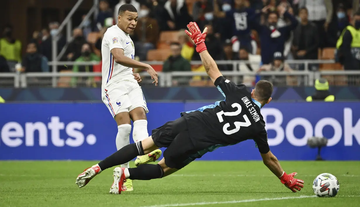 Prancis membuat come back sempurna pada menit ke-80. Penyerang andalan PSG, Kylian Mbappe (kiri) berhasil membalikkan skor pertandingan menjadi 2-1. Umpan daerah yang dilesatkan oleh Theo berhasil dimanfaatkan untuk mengecoh Garcia dan menaklukkan kiper Unai Simon. (LaPresse via AP/Massimo Paolone)