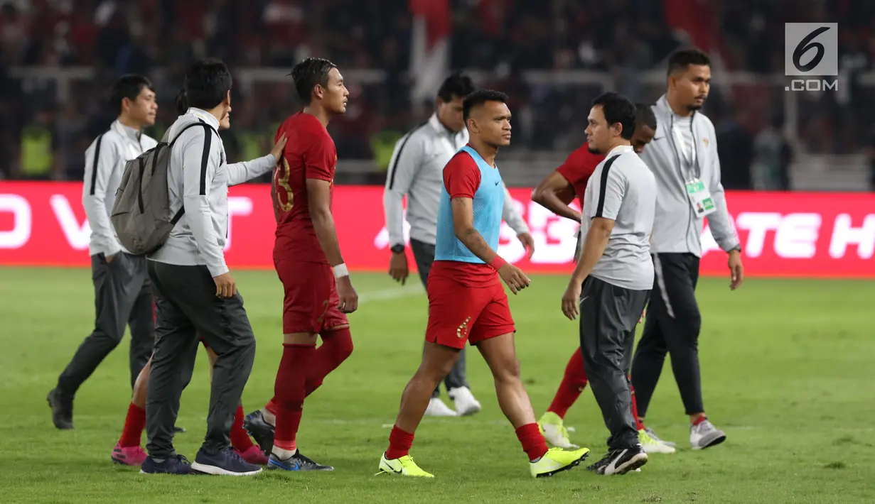Bek Timnas Indonesia, Hansamu Yama Pranata (ketiga kiri) usai melawan Malaysia pada laga perdana Grup G Penyisihan Kualifikasi Piala Dunia 2022 zona Asia di Stadion GBK, Jakarta, Kamis (5/9/2019). Indonesia kalah 2-3. (Liputan6.com/Helmi Fithriansyah)