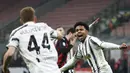 Gelandang Juventus, Weston McKennie (kanan) ) berselebrasi dengan rekan-rekannya usai mencetak gol ke gawang AC Milan pada lanjutan Liga Serie A Italia melawan AC Milan di stadion San Siro, Rabu (7/1/2021). (AP Photo/Antonio Calanni)