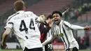 Gelandang Juventus, Weston McKennie (kanan) ) berselebrasi dengan rekan-rekannya usai mencetak gol ke gawang AC Milan pada lanjutan Liga Serie A Italia melawan AC Milan di stadion San Siro, Rabu (7/1/2021). (AP Photo/Antonio Calanni)