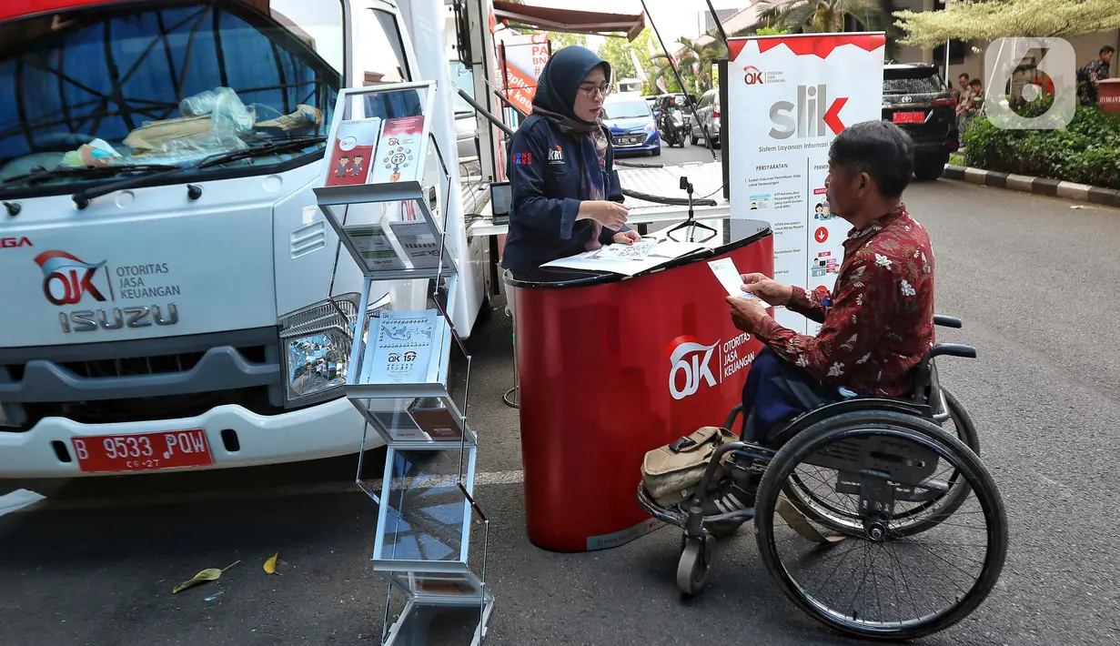 Penyandang disalibilitas/difabel saat mengikuti edukasi keuangan oleh Otoritas Jasa Keuangan (OJK) di Jakarta, Selasa (15/8/2023). (Liputan6.com/Angga Yuniar)