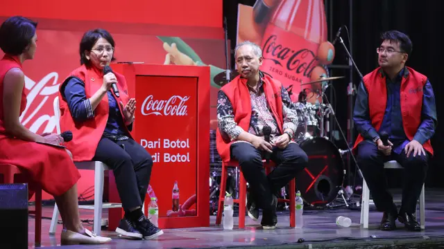 Pengunjung membuang kemasan botol Coca-Cola yang akan didaur ulang di sela peluncuran kemasan botol Coca-Cola, Fanta, Sprite, dan Sprite Waterlymon ramah lingkungan dari 100% plastik PET daur ulang (rPET) di Gandaria, Jakarta (16/06/2023) (Liputan6.com)