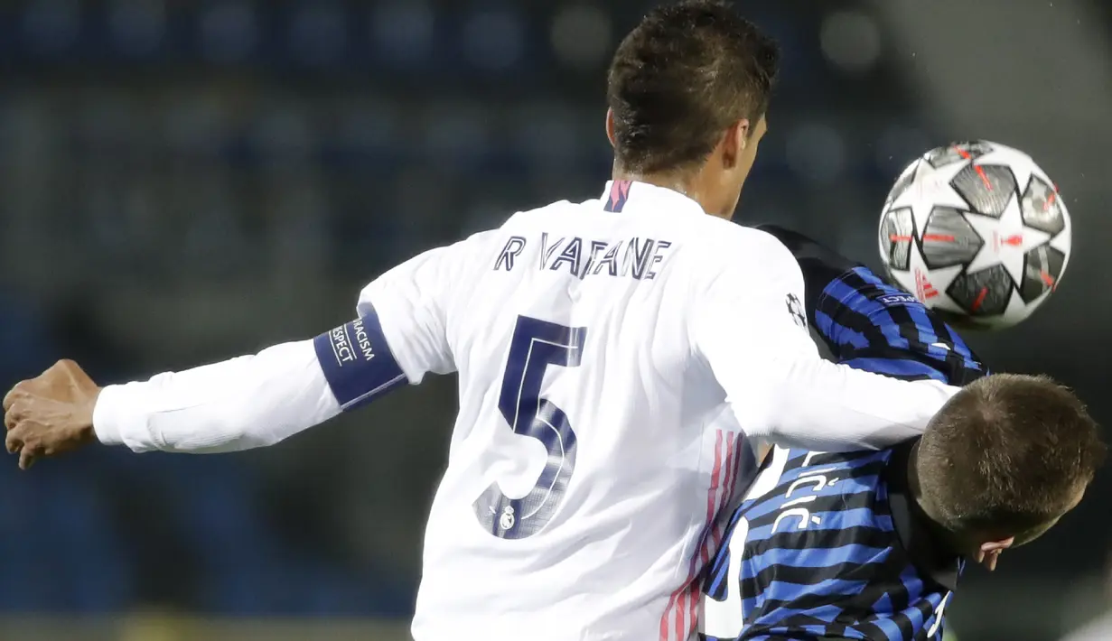 Gelandang Atalanta, Josip Ilicic bersaing dengan bek Real Madrid, Raphael Varane pada leg pertama babak 16 besar Liga Champions di Stadion Gewiss, Kamis (25/2/2021) dini hari WIB. Real Madrid susah payah menang 1-0 atas Atalanta lewat satu-satunya gol yang dicetak Ferland Mendy (AP Photo/Luca Bruno)