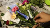 Pedagang mengatur bunga Valentine yang disebut "bouquet anti-nCoV" di Manila, Filipina (13/2/2020). Pemilik toko Mary Jane Villegas sengaja meletakkan keperluan perlindungan terhadap COVID-19 di karangan bunga untuk mengingatkan, bunga bukan satu-satunya yang dapat diberikan saat Valentine. (AP Phot