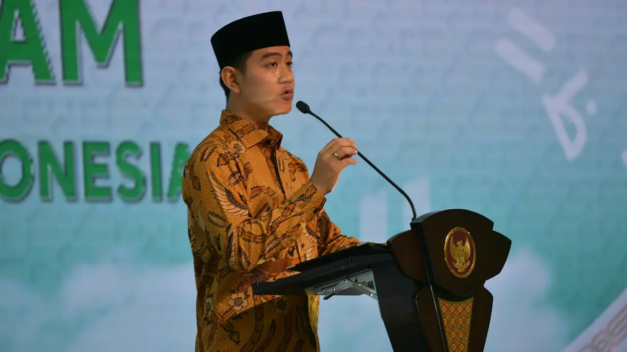 Wakil Presiden (Wapres) Gibran Rakabuming Raka menyampaikan pidato di penutupan Muktamar ke-15 Persatuan Ummat Islam (PUI) di Aula Raja Inal Siregar, Kantor Gubernur Sumatera Utara.