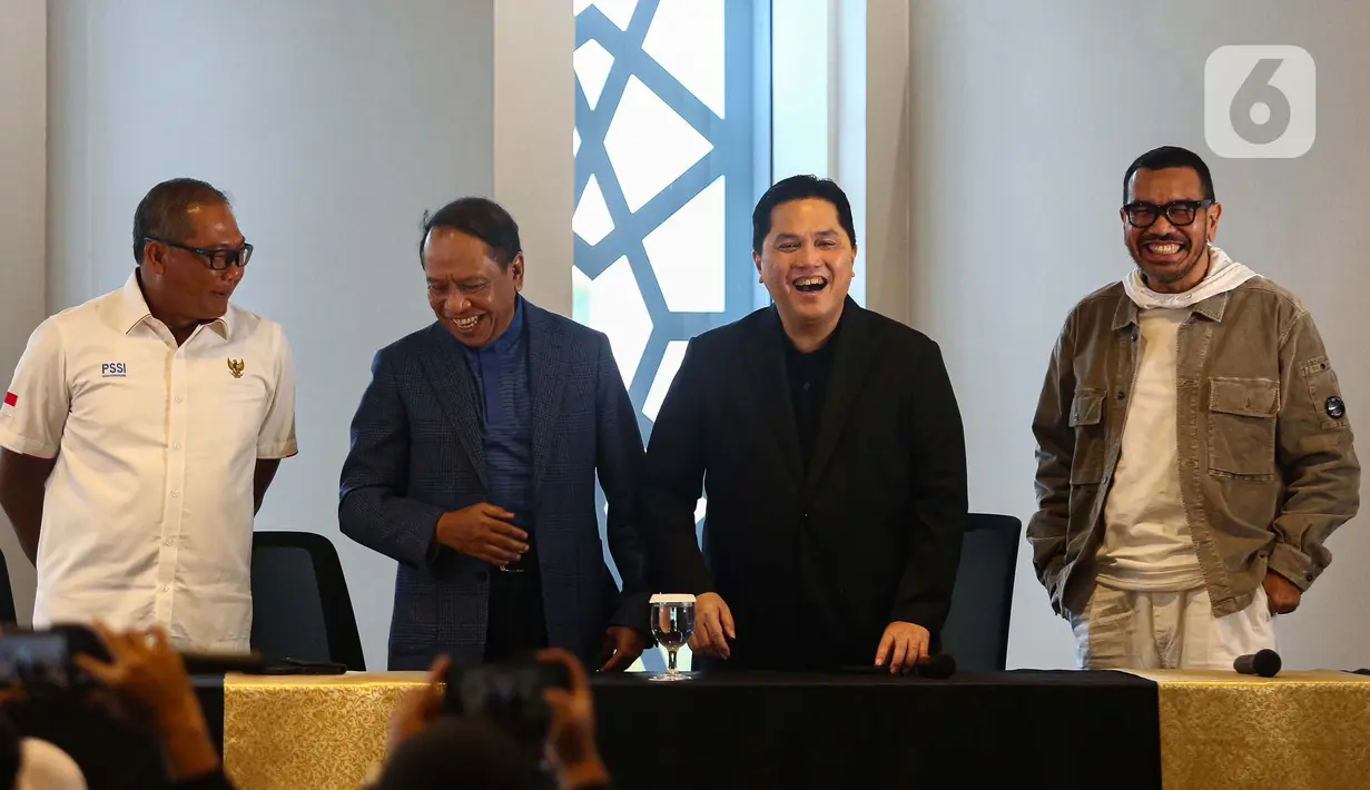 Ketua Umum Perserikatan Sepakbola Seluruh Indonesia (PSSI), Erick Thohir (ketiga kiri) usai memberi keterangan terkait perkembangan Timnas Indonesia di Jakarta, Selasa (25/2/2025). (Liputan6.com/Angga Yuniar)