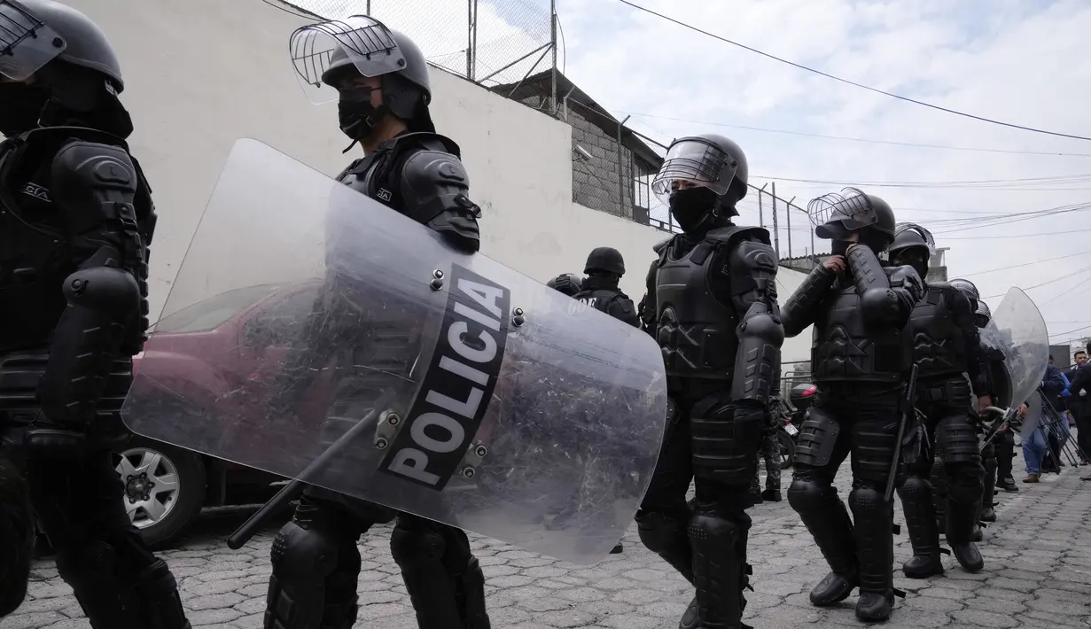 Polisi tiba di Pusat Penahanan Sementara Nomor 1 di mana terjadi kerusuhan di Quito, Ekuador (25/10/2021). Pihak berwenang melaporkan beberapa narapidana terluka. (AP Photo/Dolores Ochoa)