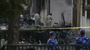 Polisi mengamankan lokasi jatuhnya pesawat di Ahmedabad, India, Jumat 13 Juni 2025. (AP/Rafiq Maqbool)