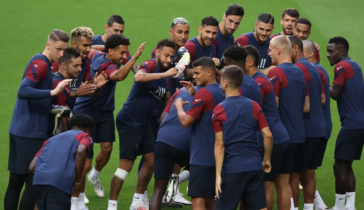 Pemain PSG saat menjalani sesi latihan jelang menghadapi Atalanta pada babak perempat final Liga Champions 2019/2020 di Estadio Da Luz, Kamis (12/8/2020). PSG akan melawan Atalanta untuk menentukan siapa yang lolos ke semi final. (AFP/Rafael Marchante/pool)