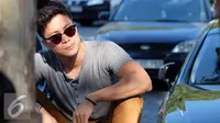 Cinta Hewan, Dikta Wicaksono Rela Tangannya Digigit Anjing