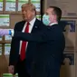 Presiden AS Donald Trump melakukan kunjungan kerja ke sebuah perusahaan pemasok peralatan medis, Owens & Minor Inc., di Allentown, Pennsylvania, Kamis (14/5/2020). Penampilan Trump saat melakukan kunjungan tanpa mengenakan masker menjadi sorotan di tengah pandemi Covid-19. (AP Photo/Evan Vucci)