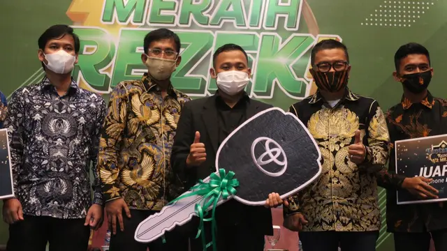 Helmy Yahya menyerahkan hadiah