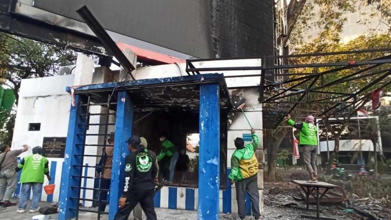 Butuh Swadaya! Driver Ojol dan Warga Surabaya Bersihkan Puing Pos Polisi Pasca-Kerusuhan