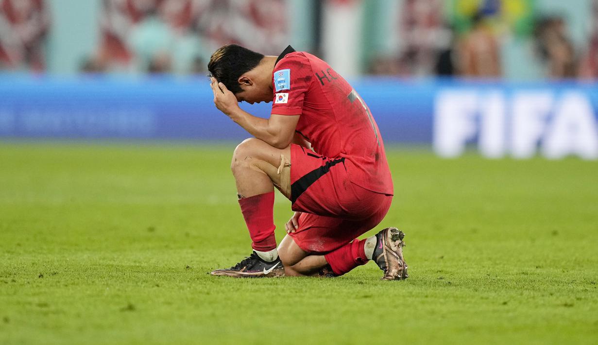 Pemain Korea Selatan, Hwang Hee-chan, tertunduk lesu usai ditaklukkan Brasil pada babak 16 besar Piala Dunia 2022. (AP/Darko Bandic)