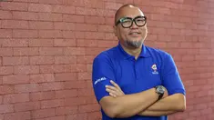 Direktur Komunikasi LOC Panitia Lokal FIBA World Cup 2023, Yudha Permana, berpose saat kunjungan ke dapur redaksi Bola.com, Gondangdia, Jakarta, Selasa (8/8/2023). (Bola.com/M Iqbal Ichsan)