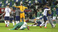 Para pemain Slovakia merayakan kemenangan usai mengalahkan Irlandia Utara pada pertandingan playoff babak semifinal Euro 2020 di Windsor Park, Belfast, Irlandia Utara, Kamis (12/11/2020). Slovakia merebut tiket ke Euro 2020 usai mengalahkan Irlandia Utara 2-1. (AP Photo/Peter Morrison)