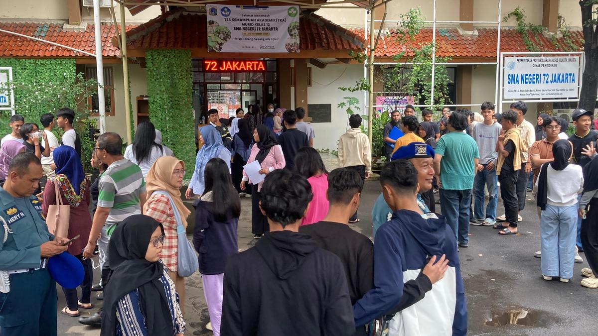 Ramai-Ramai Siswa Didampingi Orangtua Datangi SMAN 72 Pasca Ledakan, Ambil Peralatan Tertinggal