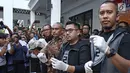 Polisi menunjukkan barang bukti narkotika jenis sabu di Dit Narkoba Polda Metro Jaya, Jakarta, Jumat (22/12). Aktor Tio Pakusadewo di tangkap polisi terkait kepemilikan tiga bungkus plastik klip sabu 1,06 gram. (Liputan6.com/Herman Zakharia)